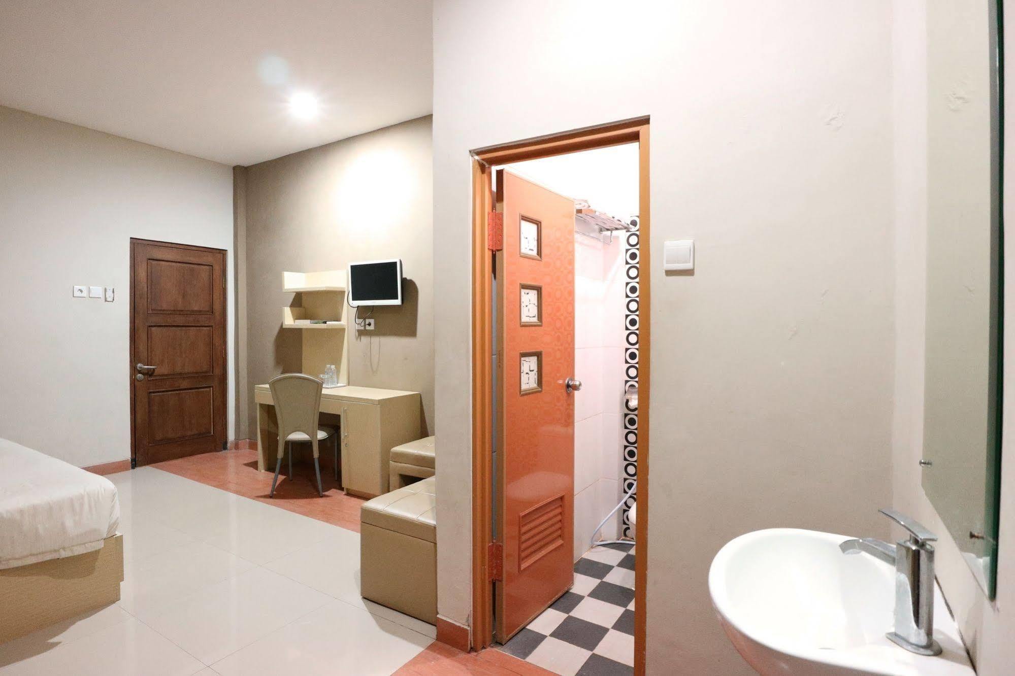 Tugu Oyo Flagship 3726 Tembok Batu Residence מראה חיצוני תמונה